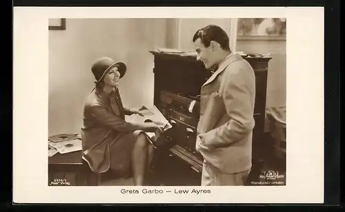 AK Schauspieler Greta Garbo und Lew Ayres lachen gemeinsam