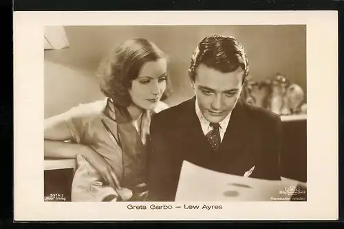 AK Schauspielerin Greta Garbo und Schauspieler Lew Ayres bei der Lektüre