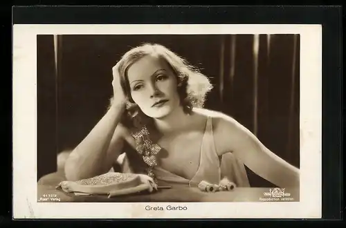 AK Schauspielerin Greta Garbo mit Opernglas