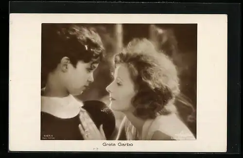 AK Schauspielerin Greta Garbo mit Kind
