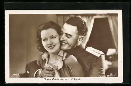 AK Schauspielerin Greta Garbo und Schauspieler John Gilbert in inniger Pose