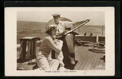 AK Schauspielerin Greta Garbo und Schauspieler Nils Asther an Bord eines Schiffes
