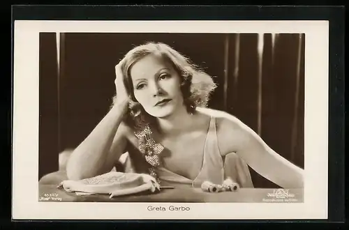 AK Schauspielerin Greta Garbo im Kostüm