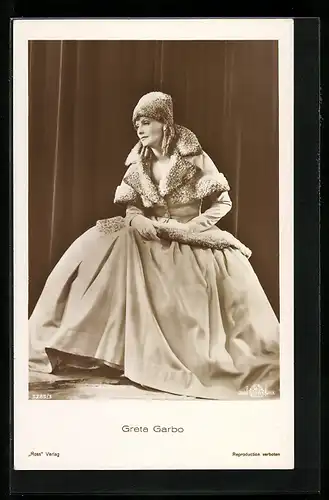 AK Schauspielerin Greta Garbo in langem Kleid mit Pelz