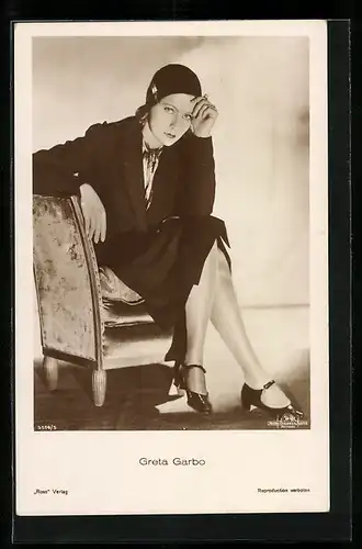 AK Schauspielerin Greta Garbo im schwarzen Kostüm