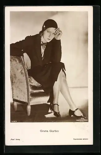 AK Schauspielerin Greta Garbo sitzt nachdenklich in einem Sessel