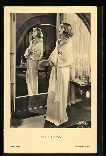 AK Schauspielerin Greta Garbo vor einem Spiegel
