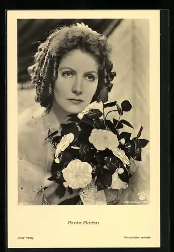 AK Schauspielerin Greta Garbo mit grossem Blumenstrauss