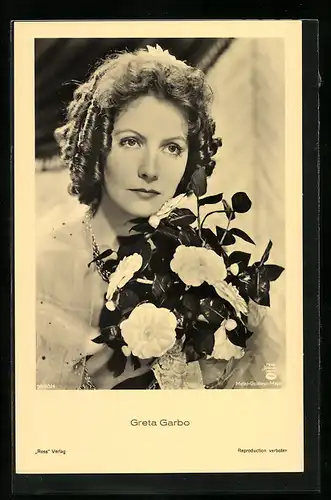 AK Schauspielerin Greta Garbo mit Blumenstrauss