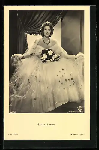 AK Schauspielerin Greta Garbo in weissem Kleid mit Sternen und Blumen
