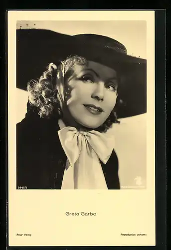 AK Schauspielerin Greta Garbo mit grossem Hut und Schleife