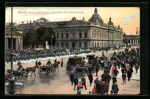 AK Berlin, Unter den Linden, Aufziehen der Schlosswache, Am Zeughaus