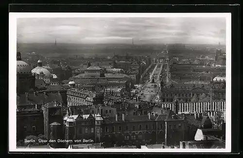 AK Berlin, Über den Dächern von Berlin, Unter-den-Linden-Blick zum Brandenburger Tor