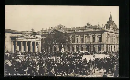 AK Berlin, Die Wache kommt, An der Neuen Wache und Zeughaus