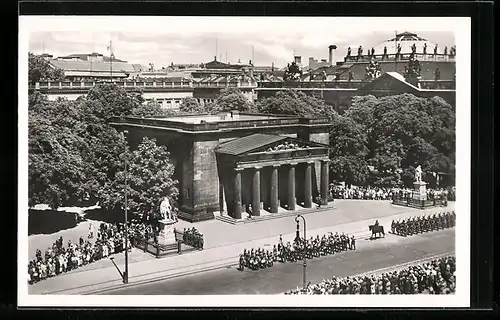 AK Berlin, Wachaufzug vor dem Ehrenmal
