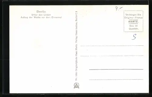 AK Berlin, Wachaufzug vor dem Ehrenmal