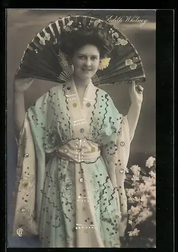AK Schauspielerin Edith Whitney mit grossem Fächer