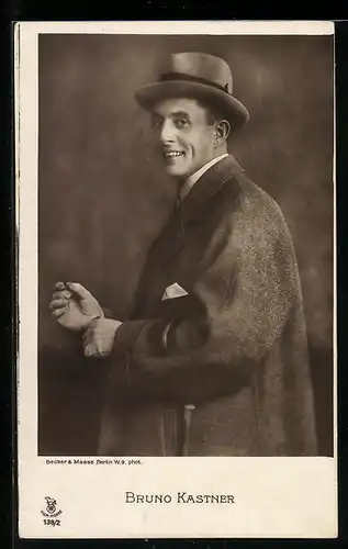 AK Schauspieler Bruno Kastner im Kostüm einer Filmrolle