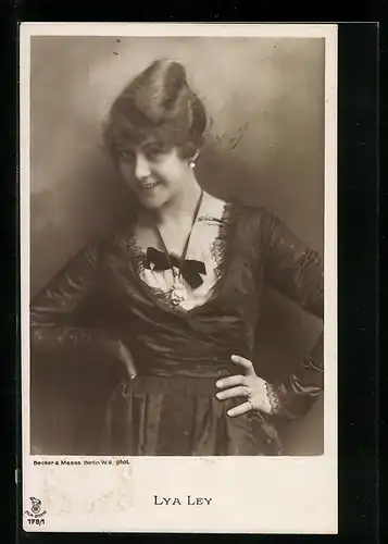 AK Schauspielerin Lya Ley lächelt verspielt