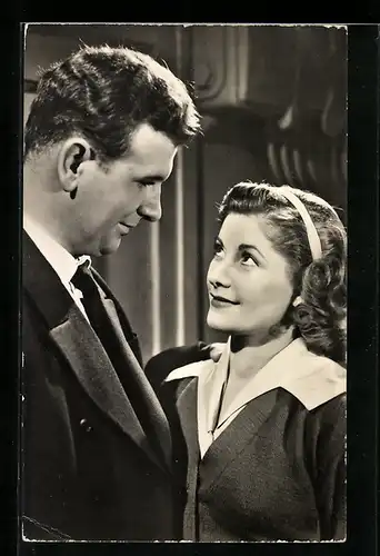 AK Schauspieler Gisela Uhlen und Günther Simon mit innigem Blick