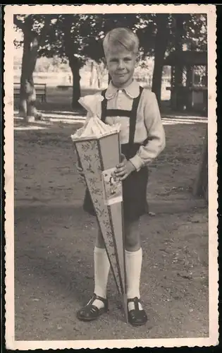 Fotografie Herbert Heimann, Görlitz, Einschulung, Schulknabe mit Schultüte / Zuckertüte am ersten Schultag