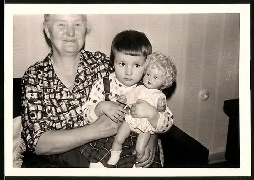 Fotografie Grossmutter mit Enkeltochter & Puppe im Arm