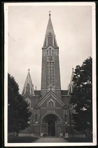 Fotografie unbekannter Fotograf, Ansicht Kostel, Kirche mit Hauptportal