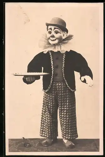 Fotografie Clown-Figur, Puppe mit Tablett