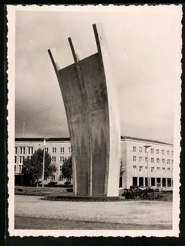 Fotografie unbekannter Fotograf, Ansicht Berlin-Tempelhof, Luftbrücken-Denkmal am Flughafen Tempelhof