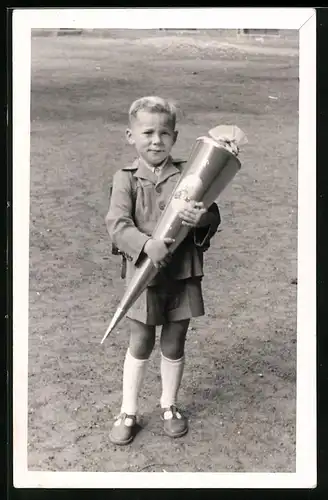 Fotografie Einschulung, Schulknabe mit Schultüte / Zuckertüte am ersten Schultag