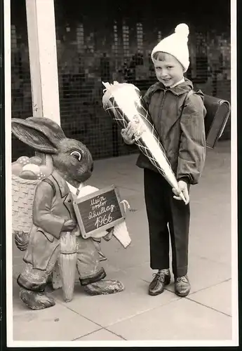 Fotografie Einschulung, Schulknabe mit Schultüte / Zuckertüte am ersten Schultag, Osterhase