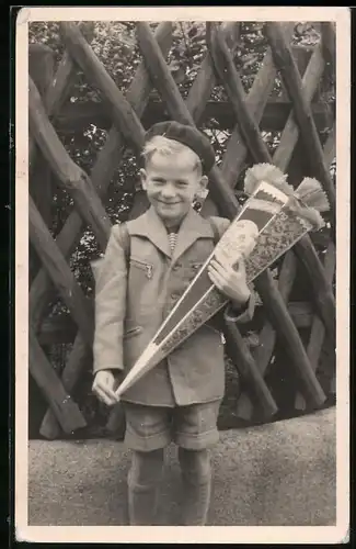 Fotografie Urban, Berlin, Einschulung, blonder Schulknabe mit Schultüte / Zuckertüte am ersten Schultag