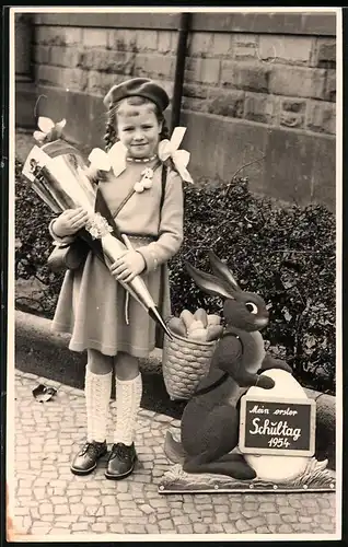 Fotografie Einschulung, Schulmädchen mit Schultüte / Zuckertüte am ersten Schultag, Osterhase