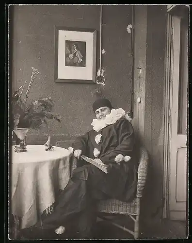 Fotografie Fasching - Karneval, Frau im Harlekin-Kostüm mit Fächer