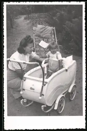 Fotografie glückliche Mutter nebst Baby im Kinderwagen
