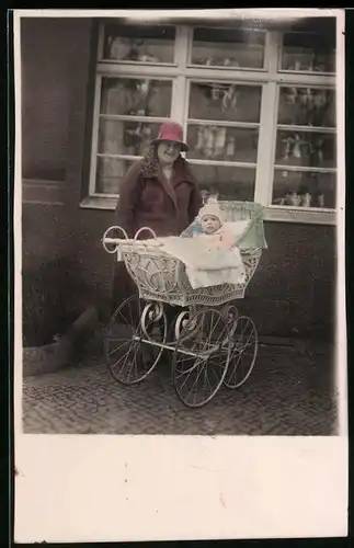 Fotografie glückliche Mutter mit Baby im Kinderwagen, koloriert