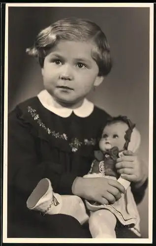 Fotografie Haertel, Limbach / Sachsen, Mädchen hält Puppe im Arm, Dolly, Doll