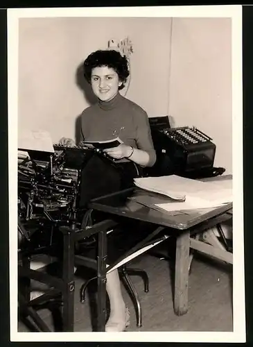 Fotografie Sekretärin an Schreibmaschine sitzend
