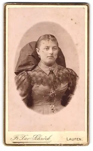 Fotografie Fr. Xaver Schröck, Laufen, Bezirksamtsgasse, Junge Frau im taillierten Kleid