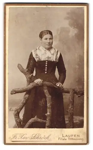 Fotografie Fr. Xaver Schröck, Laufen, Bezirksamtsgasse, Bürgerliche junge Dame im feinen Zwirn