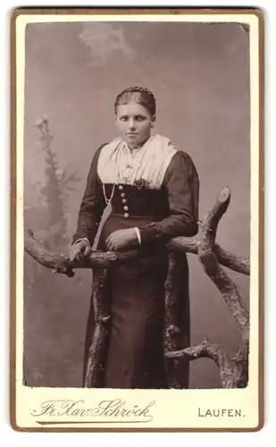 Fotografie Fr. Xaver Schröck, Laufen, Bezirksamtsgasse, Junge Frau mit geflochtenem Haar im feinen Zwirn