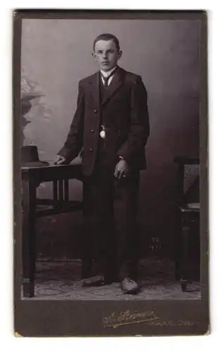 Fotografie A. Steiner, Haag, Junger Mann mit Hut im Anzug