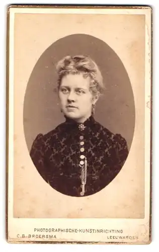 Fotografie C.B. Broersma, Leeuwarden, Willemskade Noord Zyde F.12, Junge Frau mit Ohrringen im Kleid