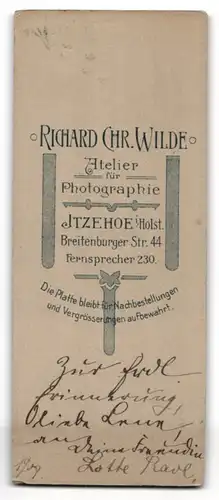 Fotografie Atelier Wilde, Itzehoe, Breitenburger Strasse 44, Lotte Rave mit Schleife im Haar