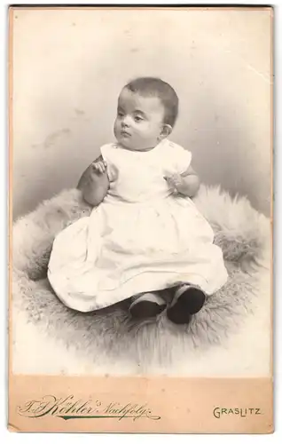 Fotografie Anstalt Köhler, Graslitz, Margot im Taufkleid