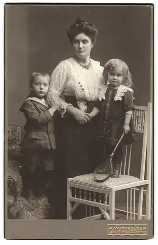 Fotografie A. Wickfelder, Essen /Ruhr, Schützenbahn 4, Mienchen Köpper mit ihren zwei Kindern, geb. Helpertz