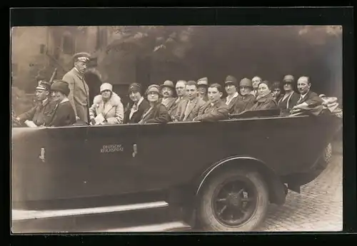 AK Schaulustige in einem Autobus der Deutschen Reichspost