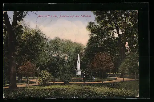 AK Neustadt i. Sa., Postsäule auf dem Teklaplatz