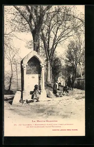 AK Saint-Gaudens, le monument élevé sur l`emplacement où fut martyrisé Saint-Gaudens, des gens alentour