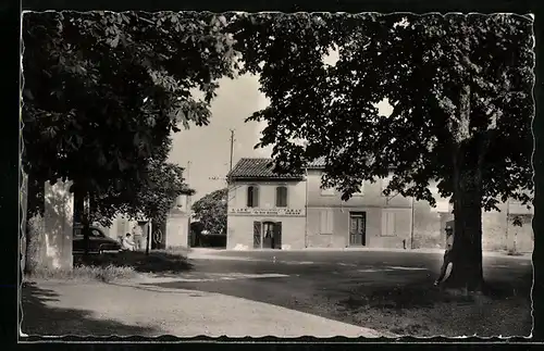 AK Rouffiac Tolosan, La Place, Cafe Au Bon Accueil
